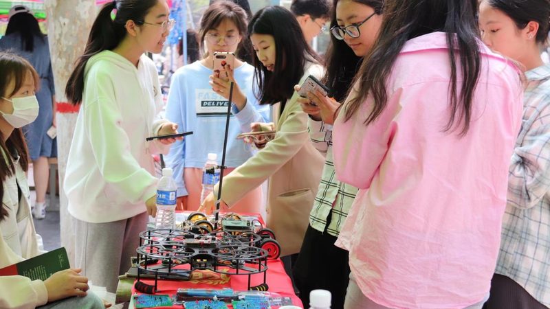 行业背景：数字化浪潮下的机遇与挑战